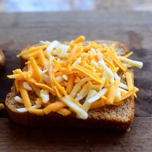 Sandwich kẹp phô mai béo ngậy theo phong cách phương Tây cho bữa sáng tại nhà 1 1551940749 6828 ook step1 636826542857203164