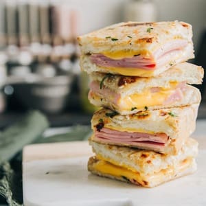 Sandwich thịt nguội và phô mai nướng giòn kiểu Pháp thơm lừng 1 1554103510 1289 ky recipe 636785162008531502