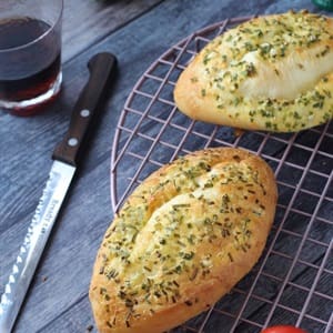 Cùng Phạm Gia Food làm bánh mì nướng bơ hành lá ngon tuyệt cú mèo 1 1554104782 6052 ook step4 636762372961867160